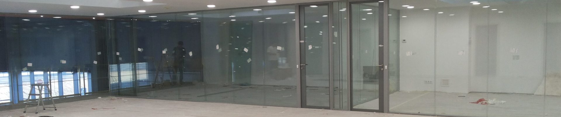 Instalación de mampara divisoria compacto (doble vidrio “a testa”) para oficina en Barcelona